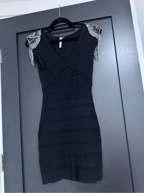 Black Embellished Shoulder Bodycon Dress

prjct 5750